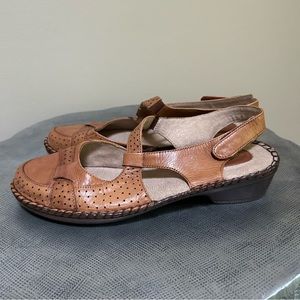 Duck Head ~Fergie Women’s 7 W Closed Toe Leather Shoes